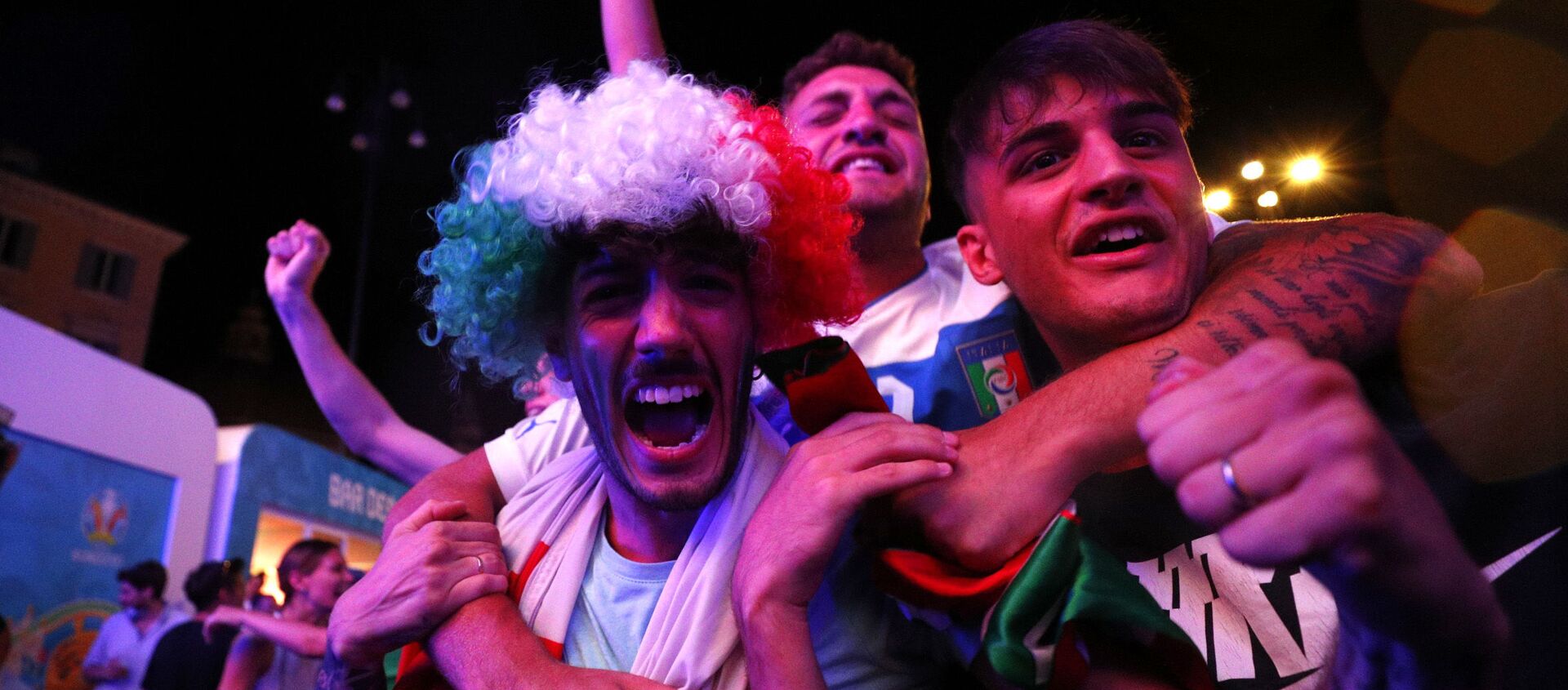 Italy fans celebrate after Federico Chiesa scores their first goal - Sputnik International, 1920, 06.07.2021
