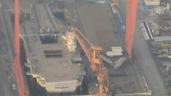 The Type 003 aircraft carrier under construction at Jiangnan Shipyard in Shanghai, China, after installation of its command island. - Sputnik International
