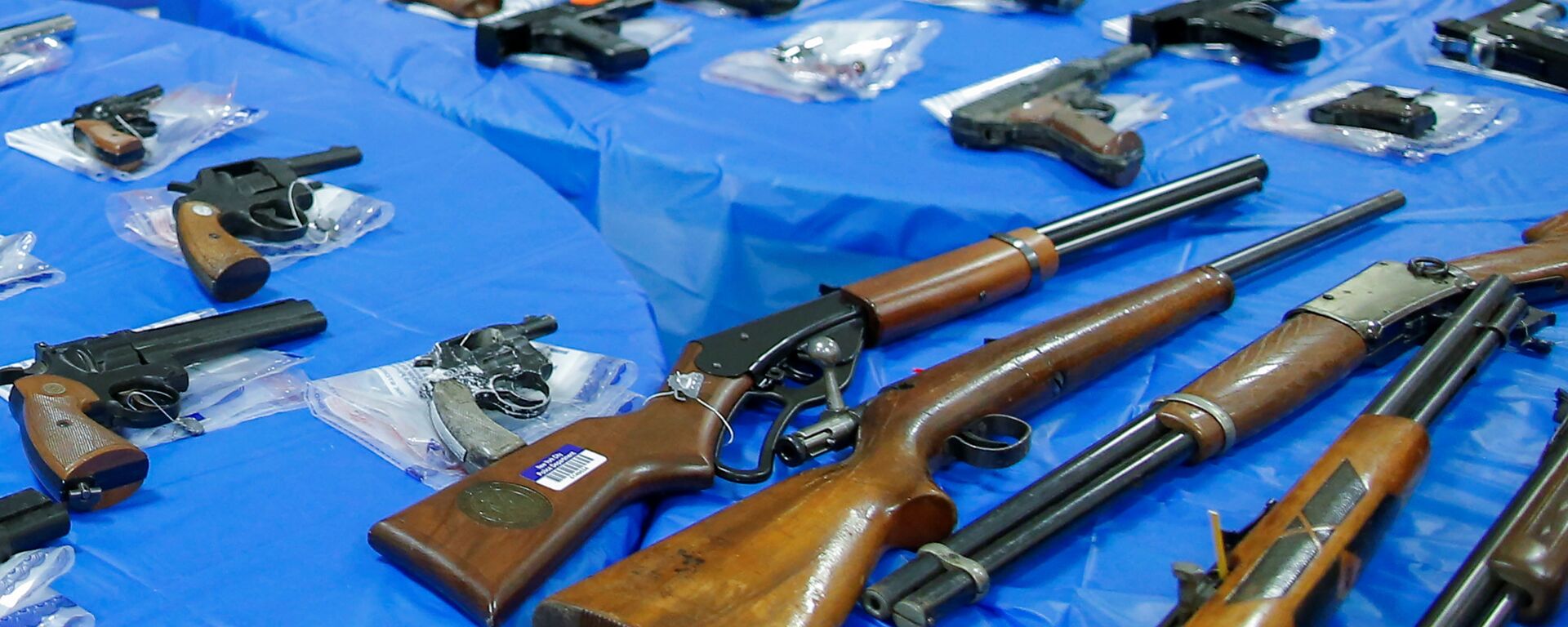 Guns are displayed after a gun buyback event organized by the New York City Police Department (NYPD), in the Queens borough of New York City, U.S., June 12, 2021. - Sputnik International, 1920, 04.08.2021