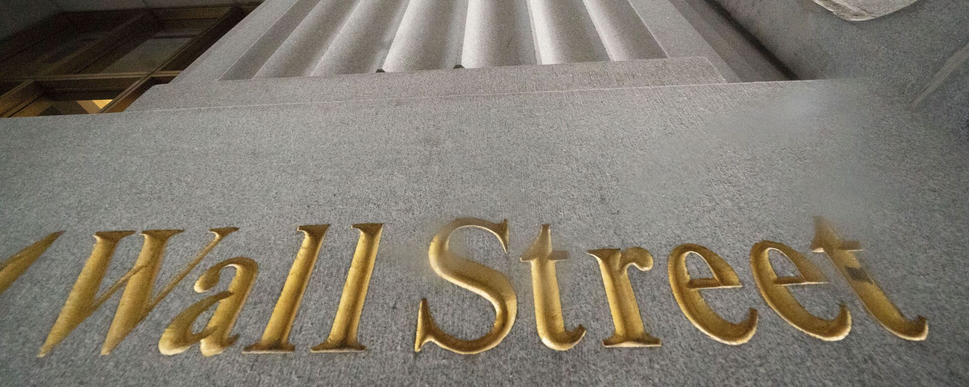 n this Nov. 5, 2020 file photo, a sign for Wall Street is carved in the side of a building. Stocks are easing lower in early trading on Wall Street, pulling major indexes slightly below the record highs they reached last week. - Sputnik International, 1920, 03.09.2021