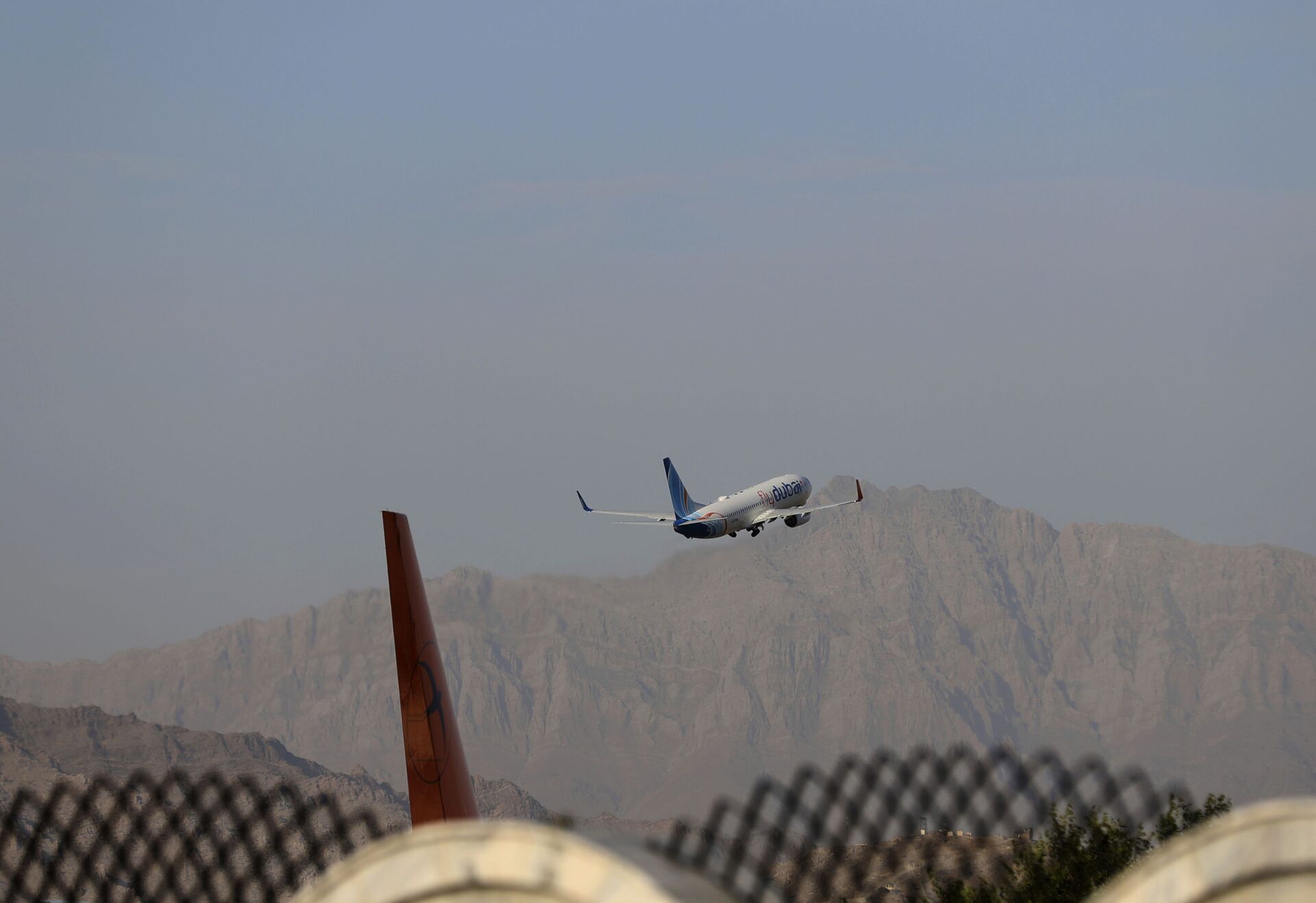 A fly Dubai plane departs Hamid Karzai International Airport in Kabul, Afghanistan, Sunday, July 4, 2021. - Sputnik International, 1920, 07.09.2021
