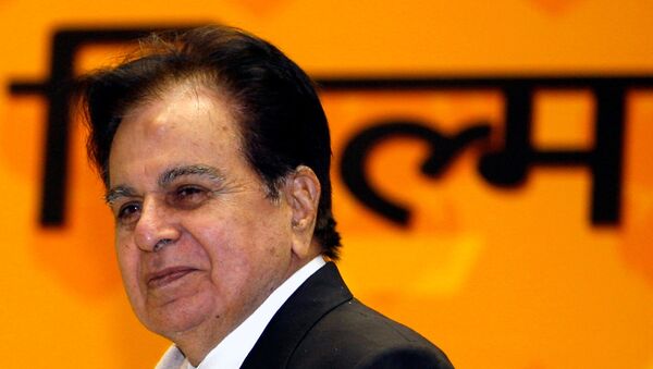 Bollywood star Dilip Kumar smiles after receiving a lifetime achievement award from India's President Pratibha Patil (unseen) during the 54th national film awards ceremony in New Delhi September 2, 2008. - Sputnik International