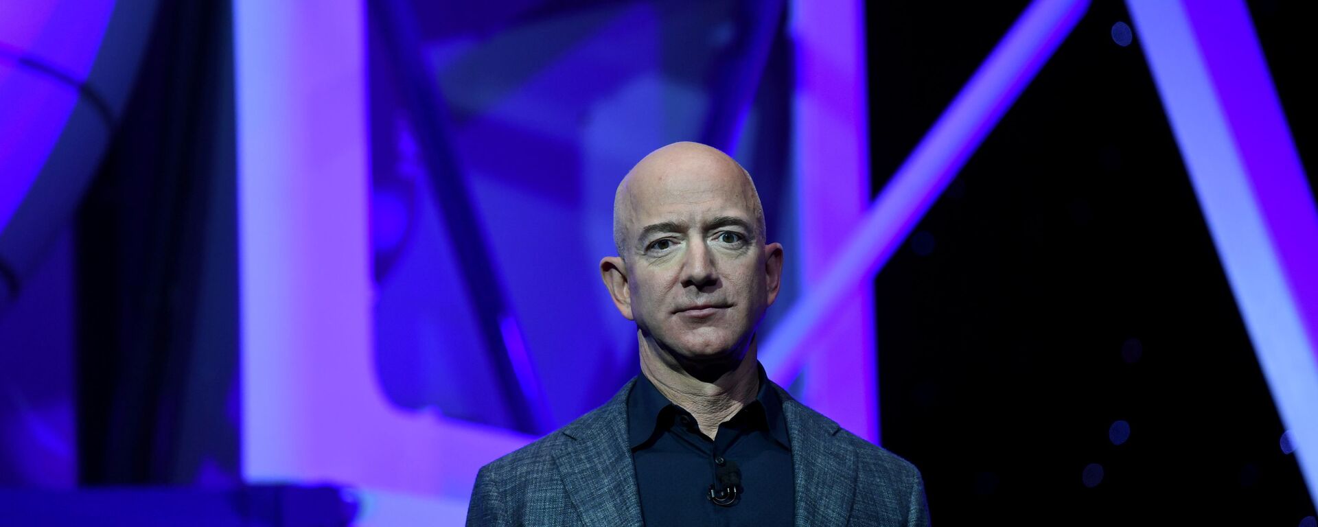 Founder, Chairman, CEO and President of Amazon Jeff Bezos unveils his space company Blue Origin's space exploration lunar lander rocket called Blue Moon during an unveiling event in Washington, U.S., May 9, 2019. - Sputnik International, 1920, 12.12.2021