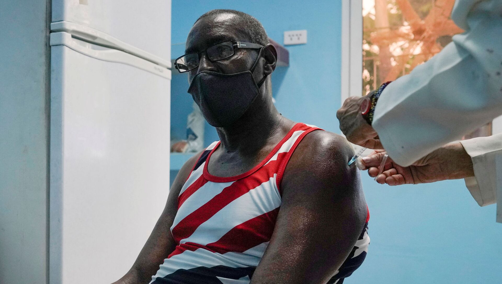 A man is vaccinated at a vaccination center amid concerns about the spread of the coronavirus disease (COVID-19) in Havana, Cuba, June 17, 2021 - Sputnik International, 1920, 07.07.2021