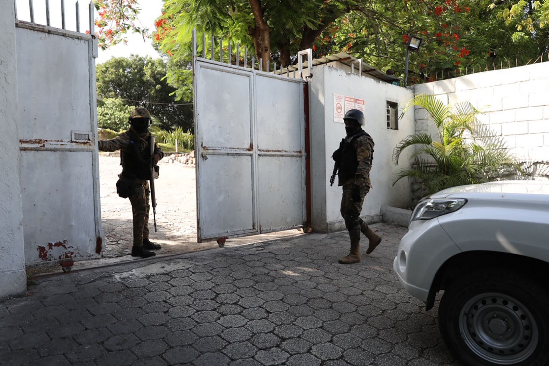 Members of the military are seen near the hospital where Haitian First Lady Martine Moise was taken on July 7, 2021 in Port-au-Prince, Haiti. - Haiti President Jovenel Moise was assassinated and his wife wounded early July 7, 2021 in an attack at their home, the interim prime minister announced, an act that risks further destabilizing the Caribbean nation beset by gang violence and political volatility. Claude Joseph said he was now in charge of the country and urged the public to remain calm, while insisting the police and army would ensure the population's safety.The capital Port-au-prince as quiet on Wednesday morning with no extra security forces on patrol, witnesses reported. - Sputnik International, 1920, 07.09.2021