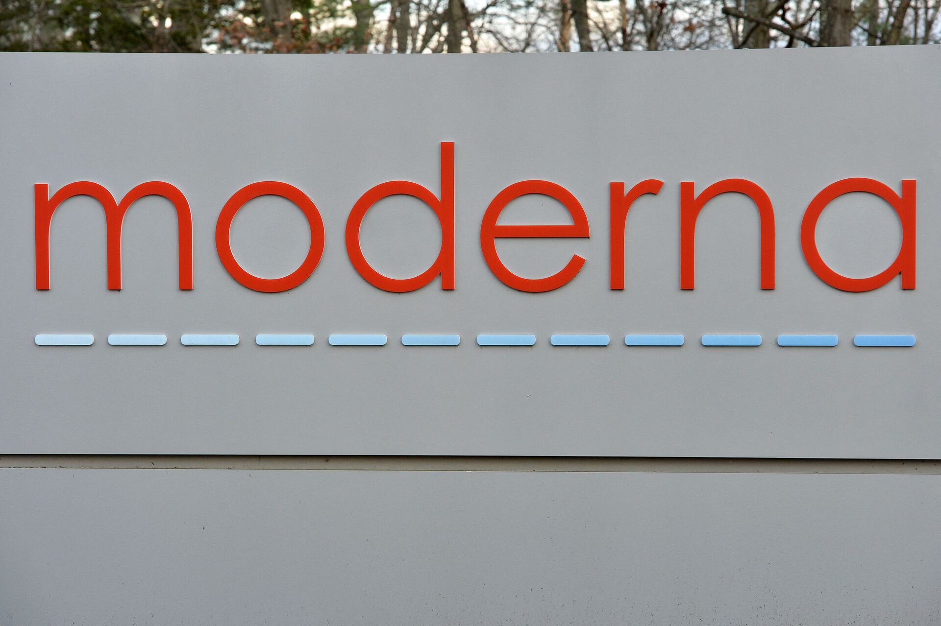 In this file photo the Moderna logo is seen at the Moderna campus in Norwood, Massachusetts on on December 2, 2020, where the biotechnology company is mass producing its Covid-19 vaccine. - US biotech firm Moderna said on July 7, 2021 it had dosed its first participants in a human study of an mRNA vaccine that targets multiple strains of influenza. The company intends to recruit 180 adults in the United States for the Phase 1/2 portion of the trial to evaluate the safety and strength of immune response to the shot, called mRNA-1010. - Sputnik International, 1920, 13.10.2021