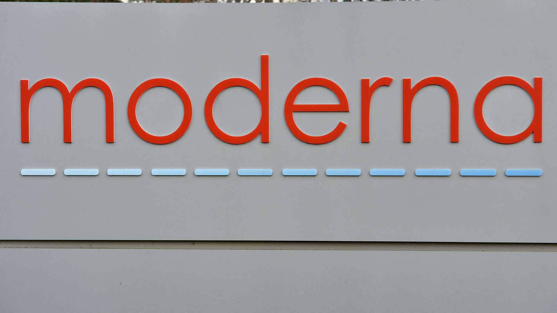In this file photo the Moderna logo is seen at the Moderna campus in Norwood, Massachusetts on on December 2, 2020, where the biotechnology company is mass producing its Covid-19 vaccine. - US biotech firm Moderna said on July 7, 2021 it had dosed its first participants in a human study of an mRNA vaccine that targets multiple strains of influenza. The company intends to recruit 180 adults in the United States for the Phase 1/2 portion of the trial to evaluate the safety and strength of immune response to the shot, called mRNA-1010. - Sputnik International, 1920, 07.07.2021