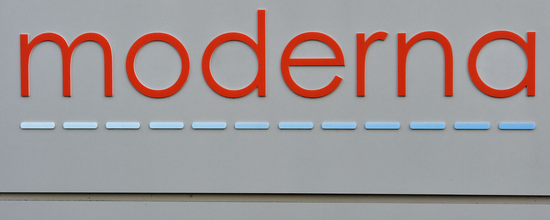 In this file photo the Moderna logo is seen at the Moderna campus in Norwood, Massachusetts on on December 2, 2020, where the biotechnology company is mass producing its Covid-19 vaccine. - US biotech firm Moderna said on July 7, 2021 it had dosed its first participants in a human study of an mRNA vaccine that targets multiple strains of influenza. The company intends to recruit 180 adults in the United States for the Phase 1/2 portion of the trial to evaluate the safety and strength of immune response to the shot, called mRNA-1010. - Sputnik International, 1920, 30.11.2021
