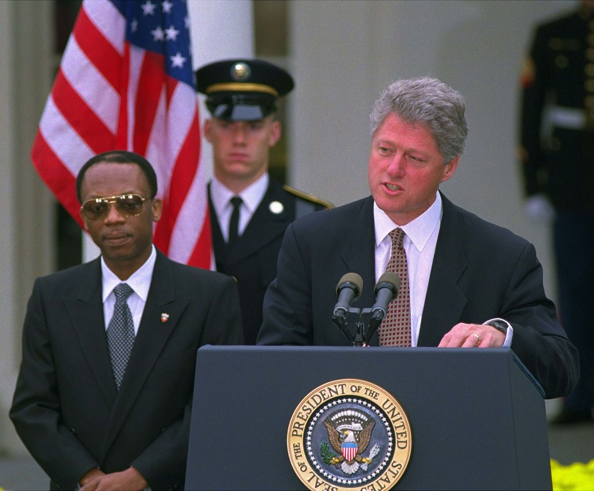 President Clinton, accompanied by Haitian President Jean-Bertrand Aristide, speaks at the White House Friday, October 14, 1994, during a farewell ceremony for the Haitian president. - Sputnik International, 1920, 07.09.2021