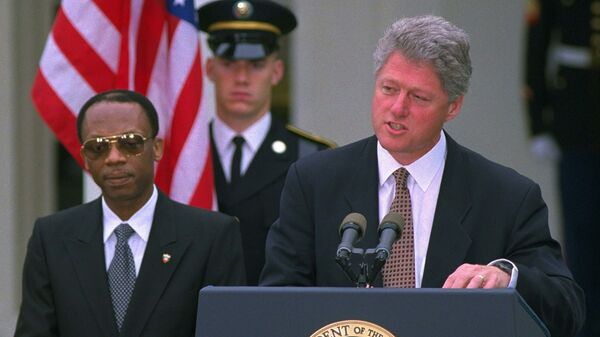 President Clinton, accompanied by Haitian President Jean-Bertrand Aristide, speaks at the White House Friday, October 14, 1994, during a farewell ceremony for the Haitian president. - Sputnik International