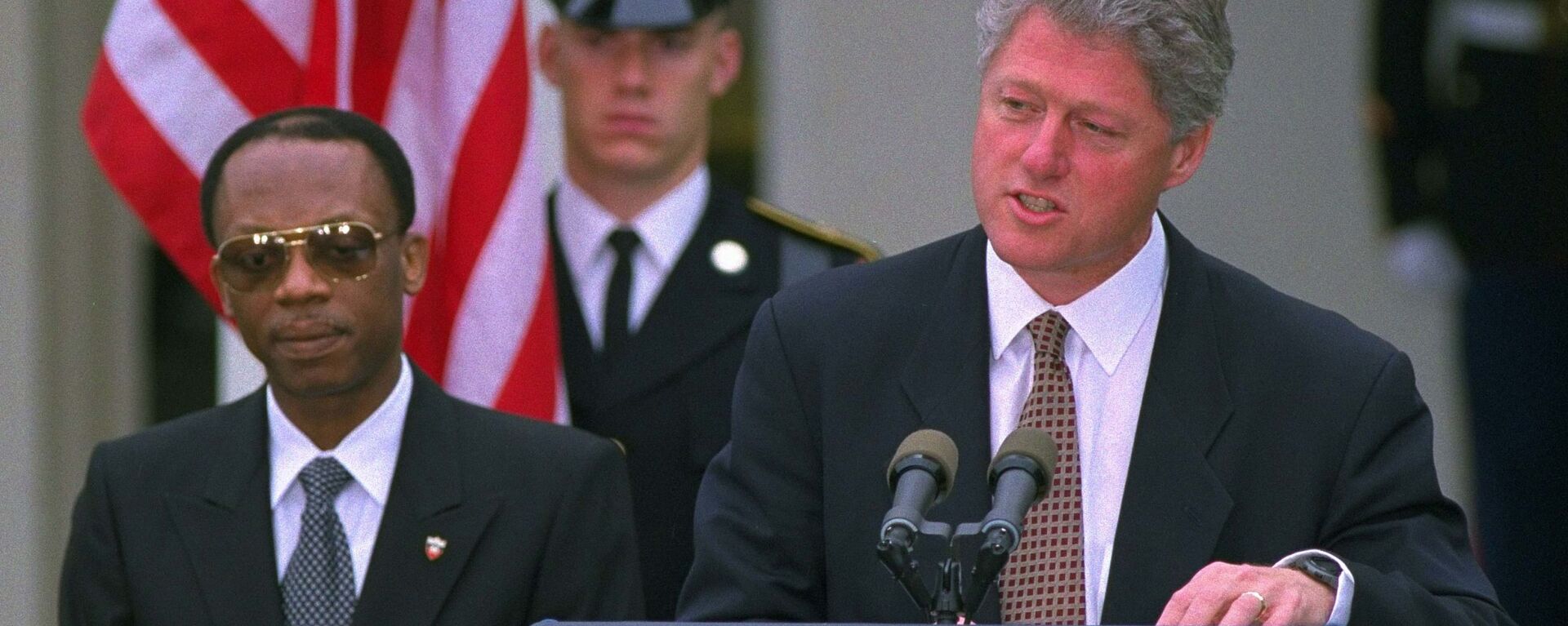 President Clinton, accompanied by Haitian President Jean-Bertrand Aristide, speaks at the White House Friday, October 14, 1994, during a farewell ceremony for the Haitian president. - Sputnik International, 1920, 04.03.2024