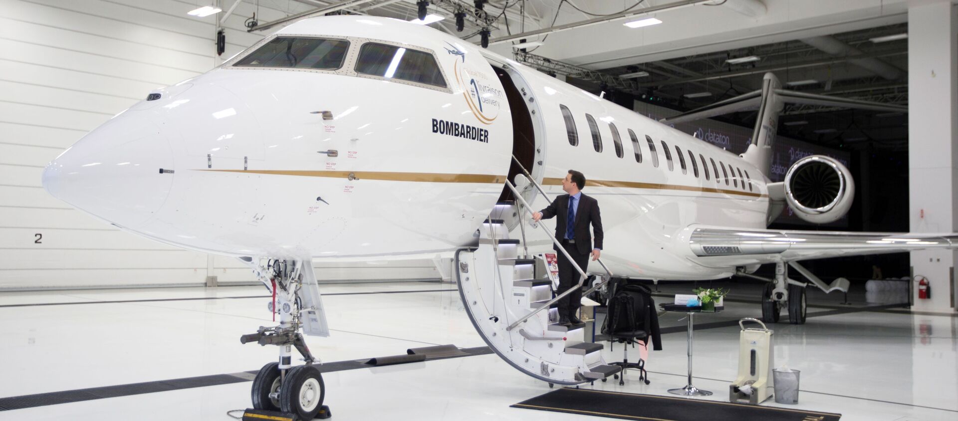 Bombardier's Global 7500 business jet to have a queen-sized bed and hot shower, is shown during a media tour in Montreal - Sputnik International, 1920, 07.07.2021