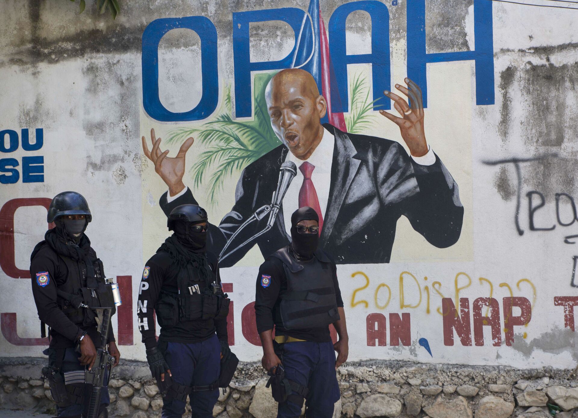 Police stand near a mural featuring Haitian President Jovenel Moise, near the leader’s residence where he was killed by gunmen in the early morning hours in Port-au-Prince, Haiti, Wednesday, July 7, 2021. - Sputnik International, 1920, 07.09.2021