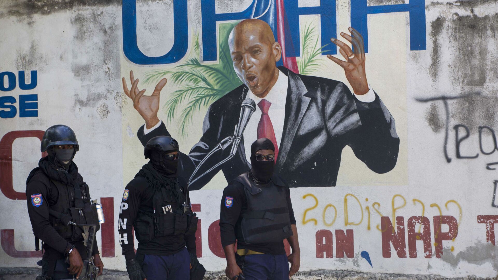 Police stand near a mural featuring Haitian President Jovenel Moise, near the leader’s residence where he was killed by gunmen in the early morning hours in Port-au-Prince, Haiti, Wednesday, July 7, 2021. - Sputnik International, 1920, 07.07.2021