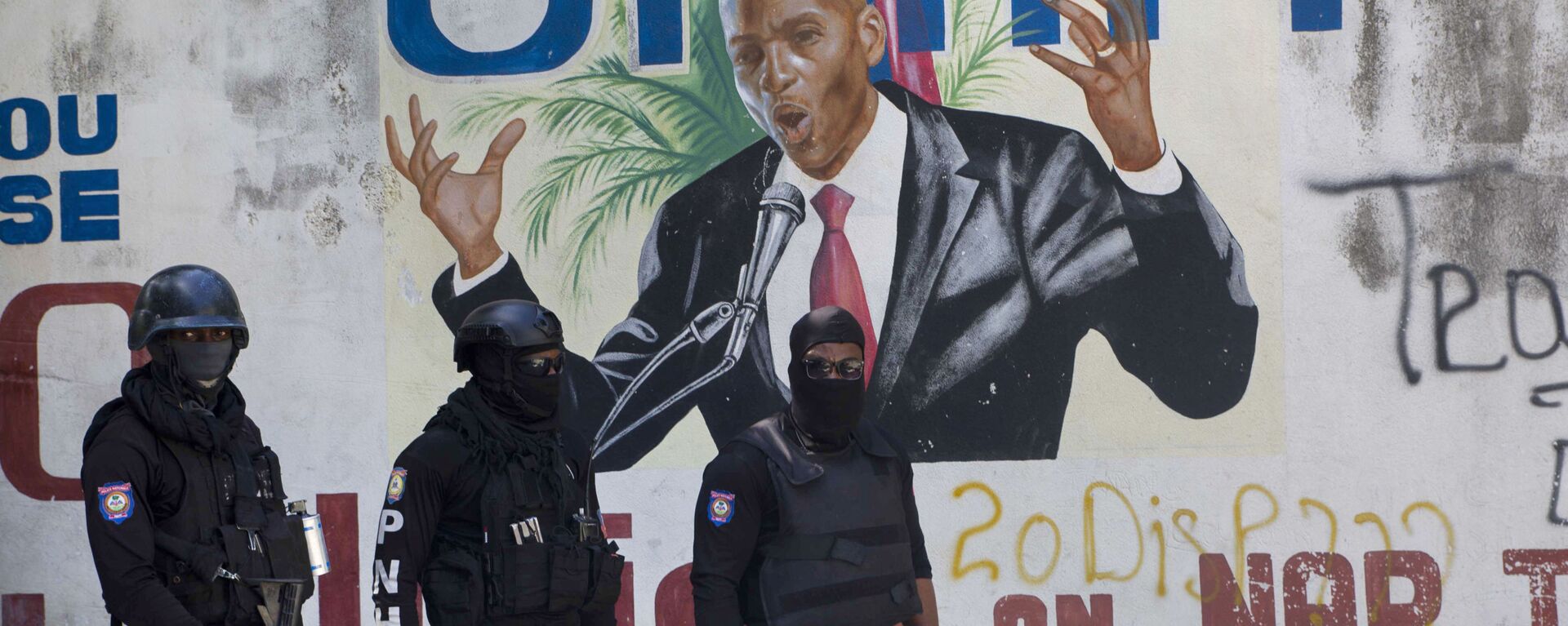 Police stand near a mural featuring Haitian President Jovenel Moise, near the leader’s residence where he was killed by gunmen in the early morning hours in Port-au-Prince, Haiti, Wednesday, July 7, 2021. - Sputnik International, 1920, 04.08.2021
