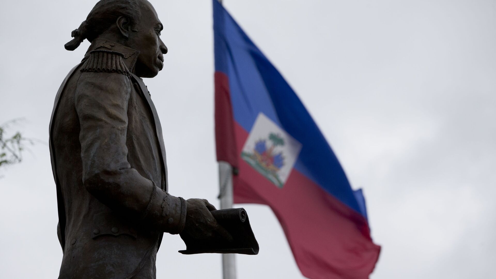 A Haitian flag flies next to a statue of Toussaint Louverture in the Little Haiti neighborhood, Friday, Jan. 12, 2018, in Miami.  - Sputnik International, 1920, 14.07.2022