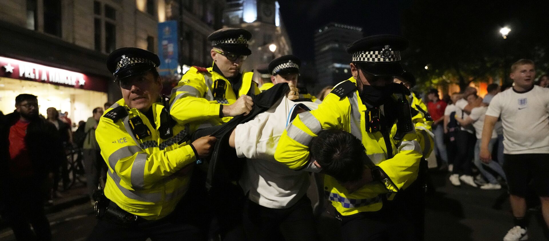 Police detain a man near Trafalgar Square during celebrations after England won the Euro 2020 soccer championship semifinal match between England and Denmark played at Wembley Stadium in London, Wednesday, July 7, 2021. - Sputnik International, 1920, 08.07.2021