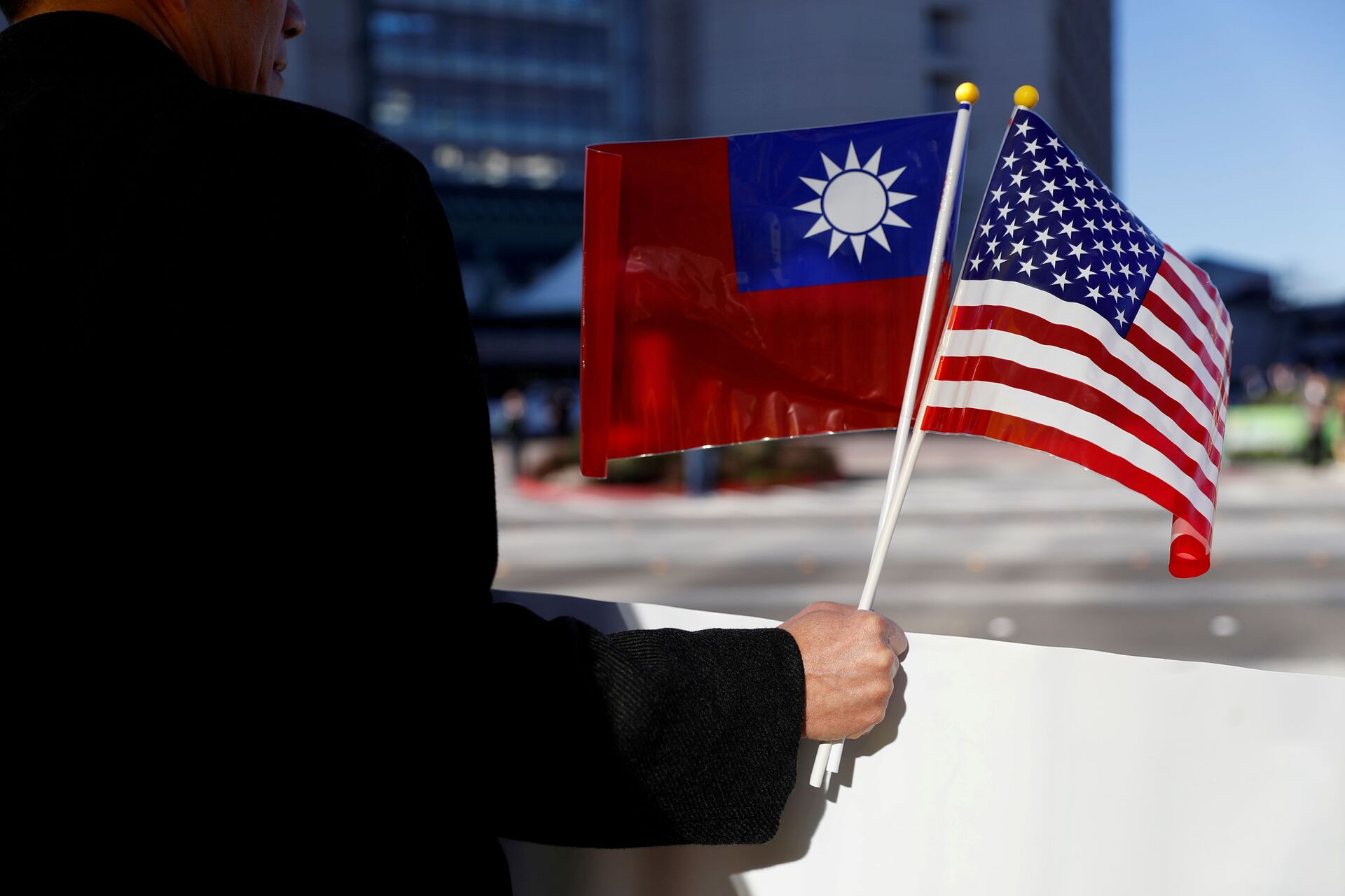 A demonstrator holds flags of Taiwan and the United States in support of Taiwanese President Tsai Ing-wen during an stop-over after her visit to Latin America in Burlingame, California, U.S., January 14, 2017. REUTERS/Stephen Lam/File Photo - Sputnik International, 1920, 07.09.2021