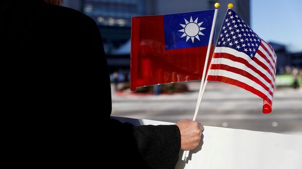 A demonstrator holds flags of Taiwan and the United States in support of Taiwanese President Tsai Ing-wen during an stop-over after her visit to Latin America in Burlingame, California, U.S., January 14, 2017. REUTERS/Stephen Lam/File Photo - Sputnik International