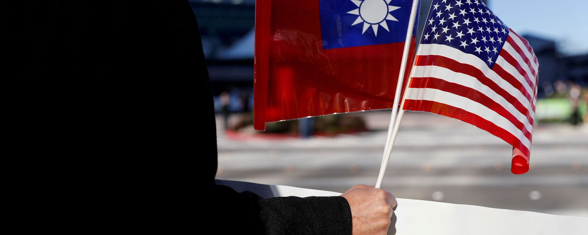 A demonstrator holds flags of Taiwan and the United States in support of Taiwanese President Tsai Ing-wen during an stop-over after her visit to Latin America in Burlingame, California, U.S., January 14, 2017. REUTERS/Stephen Lam/File Photo - Sputnik International, 1920, 07.10.2021