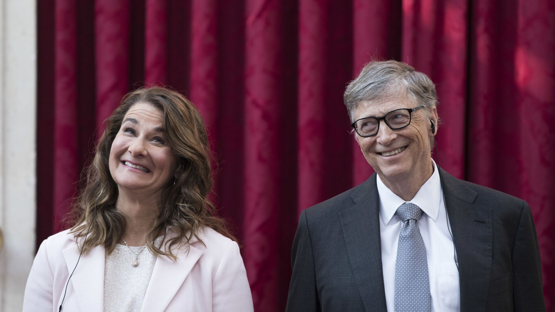  In this April 21, 2017, file photo, Philanthropist and co-founder of Microsoft, Bill Gates, right, and his wife Melinda react, prior to being awarded the Legion of Honour at the Elysee Palace in Paris - Sputnik International, 1920, 27.01.2022