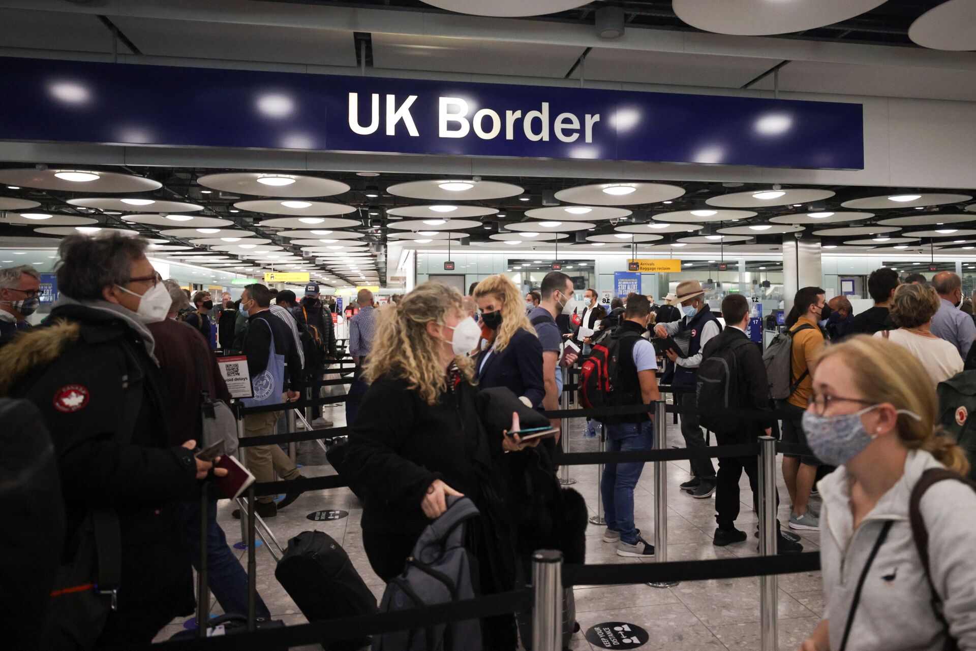Arriving passengers queue at UK Border Control at the Terminal 5 at Heathrow Airport in London - Sputnik International, 1920, 07.09.2021