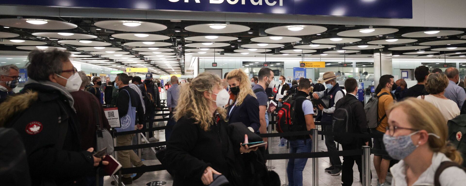 Arriving passengers queue at UK Border Control at the Terminal 5 at Heathrow Airport in London - Sputnik International, 1920, 02.08.2021
