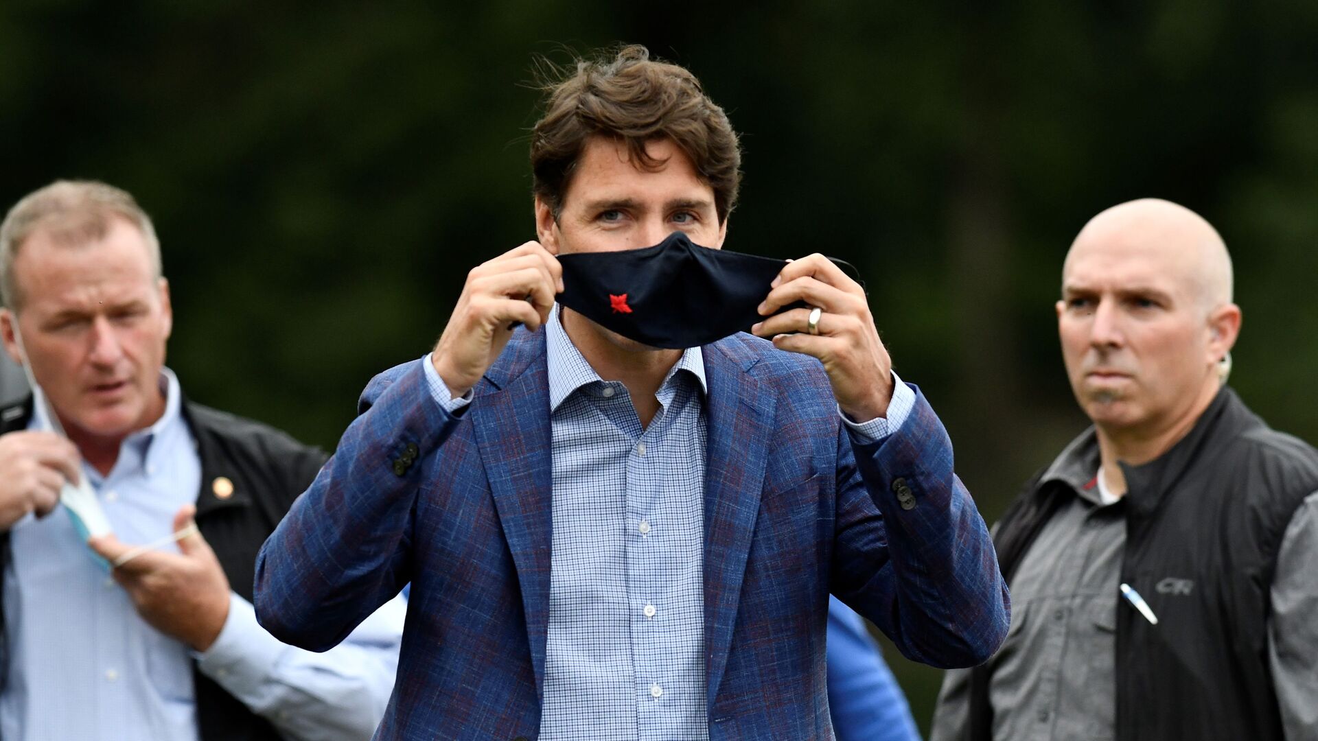Canada's Prime Minister Justin Trudeau puts on a face mask at Town Centre Park in Coquitlam, British Columbia, Canada July 8, 2021. - Sputnik International, 1920, 10.09.2021