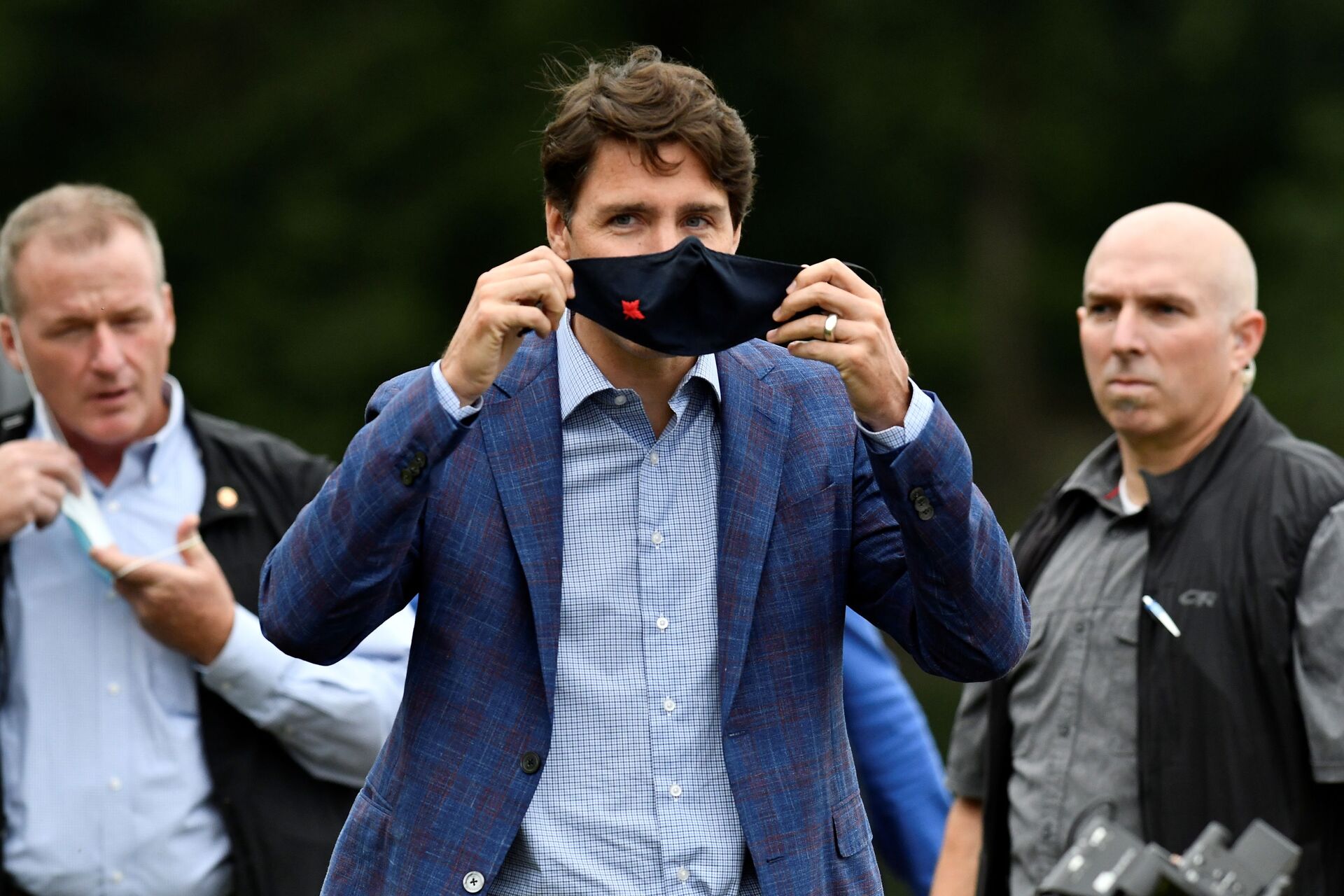 Canada's Prime Minister Justin Trudeau puts on a face mask at Town Centre Park in Coquitlam, British Columbia, Canada July 8, 2021. - Sputnik International, 1920, 15.09.2021