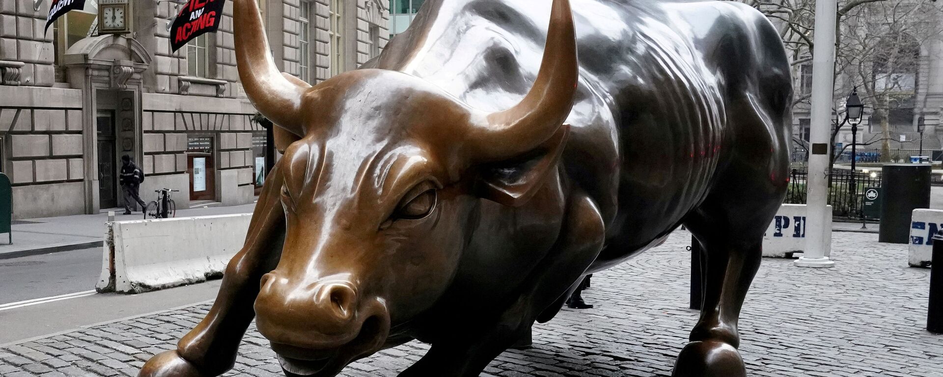 The Charging Bull or Wall Street Bull is pictured in the Manhattan borough of New York City, New York, U.S., January 16, 2019. - Sputnik International, 1920, 05.04.2022