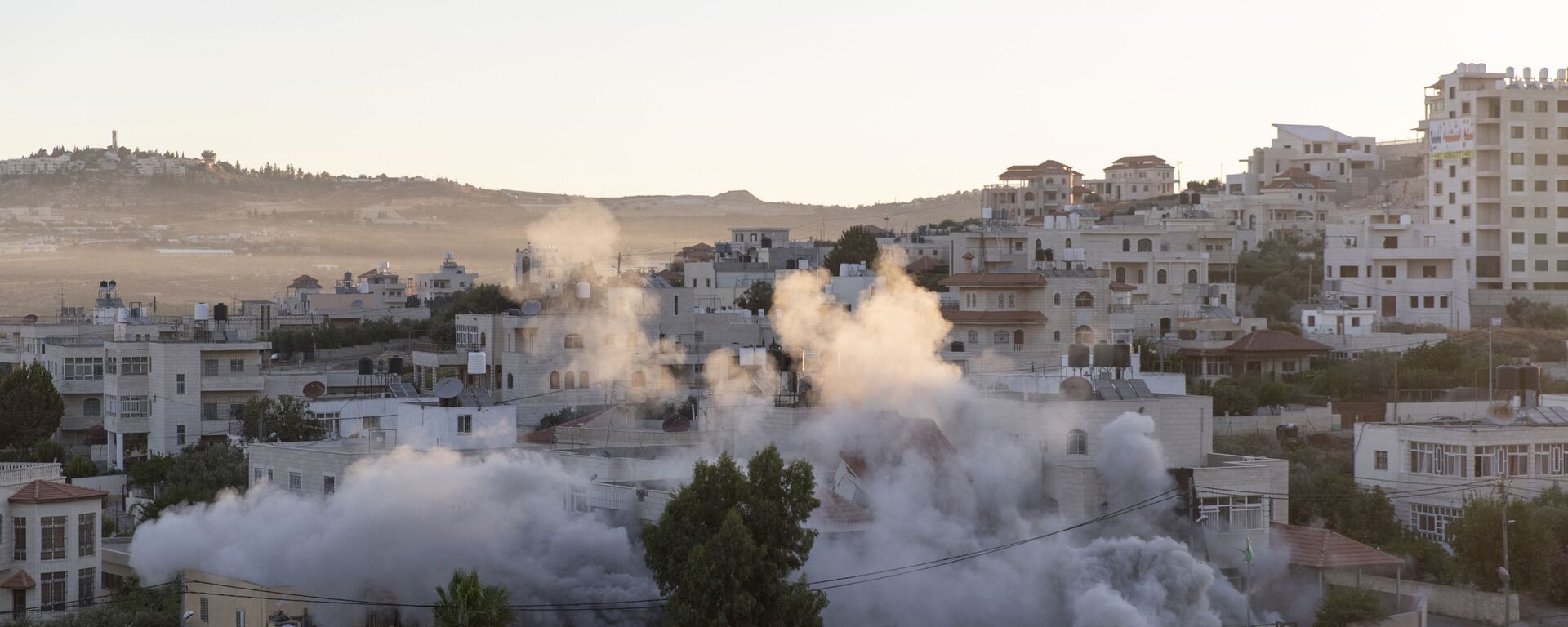 An Israeli army unit demolishes the house of Palestinian American Muntasser Shalaby using controlled explosions, in the West Bank village of Turmus Ayya, north of Ramallah, Thursday, July. 8, 2021.  - Sputnik International, 1920, 08.07.2021