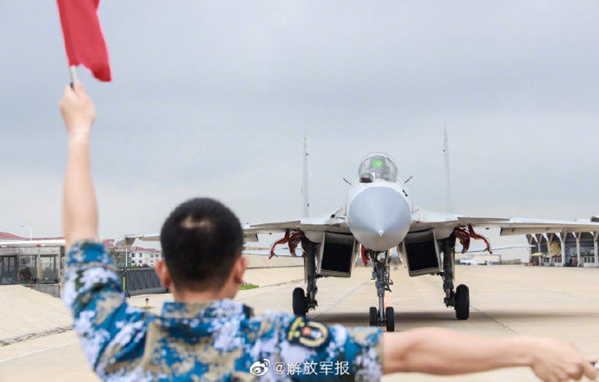 A Chinese People's Liberation Army Navy J-15 Flying Shark taxies on the runway - Sputnik International, 1920, 17.08.2021