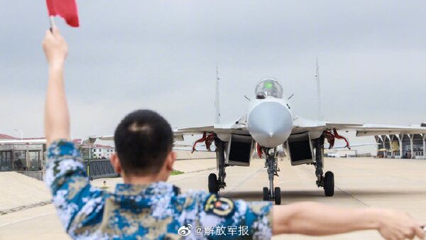 A Chinese People's Liberation Army Navy J-15 Flying Shark taxies on the runway - Sputnik International