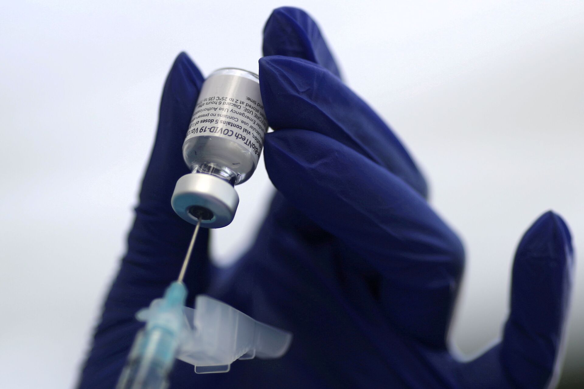 A healthcare worker prepares a Pfizer coronavirus disease (COVID-19) vaccination in Los Angeles, California, U.S., January 7, 2021. - Sputnik International, 1920, 27.12.2021