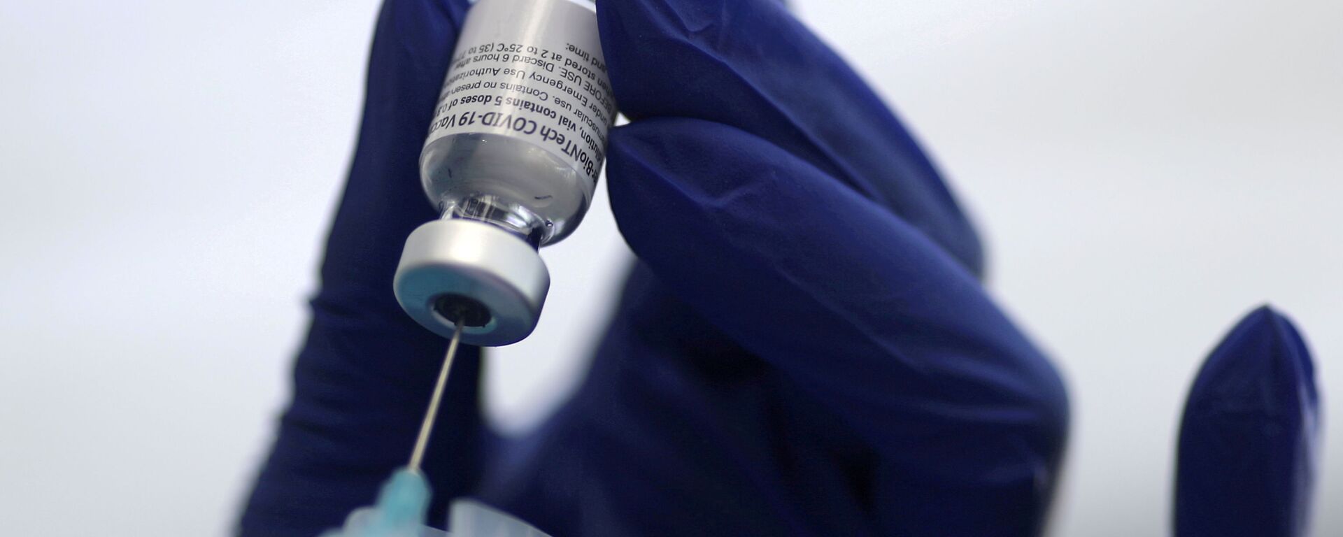 A healthcare worker prepares a Pfizer coronavirus disease (COVID-19) vaccination in Los Angeles, California, U.S., January 7, 2021. - Sputnik International, 1920, 09.07.2021