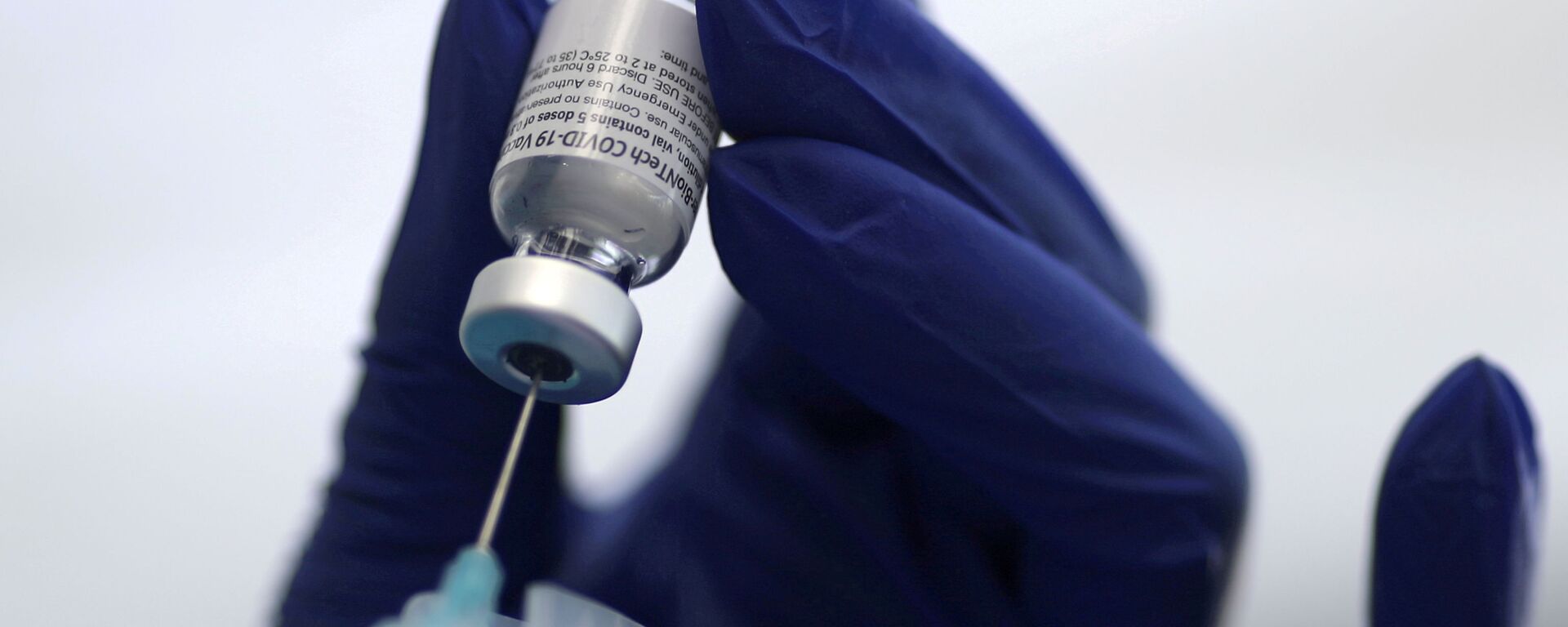 A healthcare worker prepares a Pfizer coronavirus disease (COVID-19) vaccination in Los Angeles, California, U.S., January 7, 2021. - Sputnik International, 1920, 13.11.2021