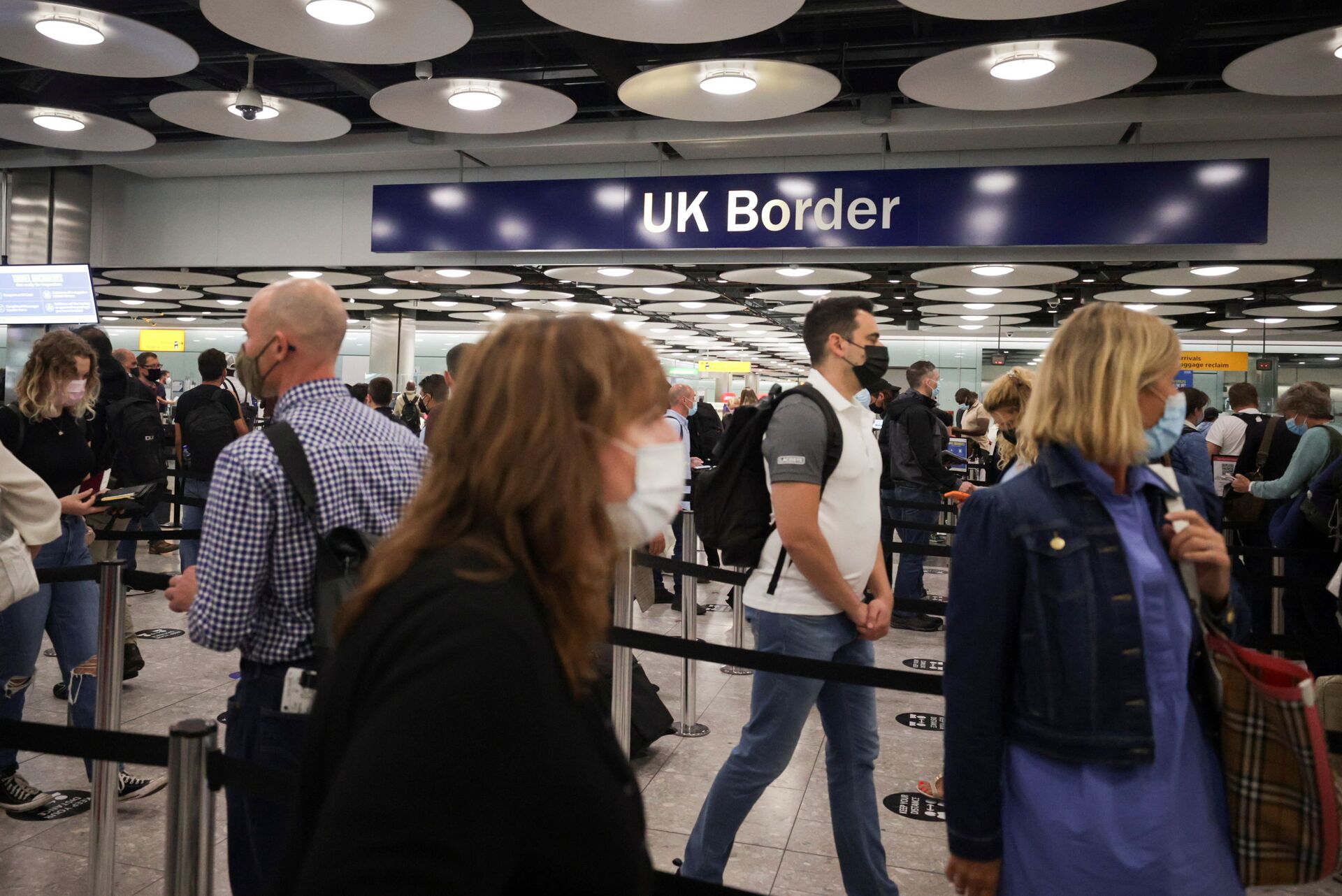   Arriving passengers queue at UK Border Control at the Terminal 5 at Heathrow Airport in London, Britain June 29, 2021 - Sputnik International, 1920, 07.09.2021