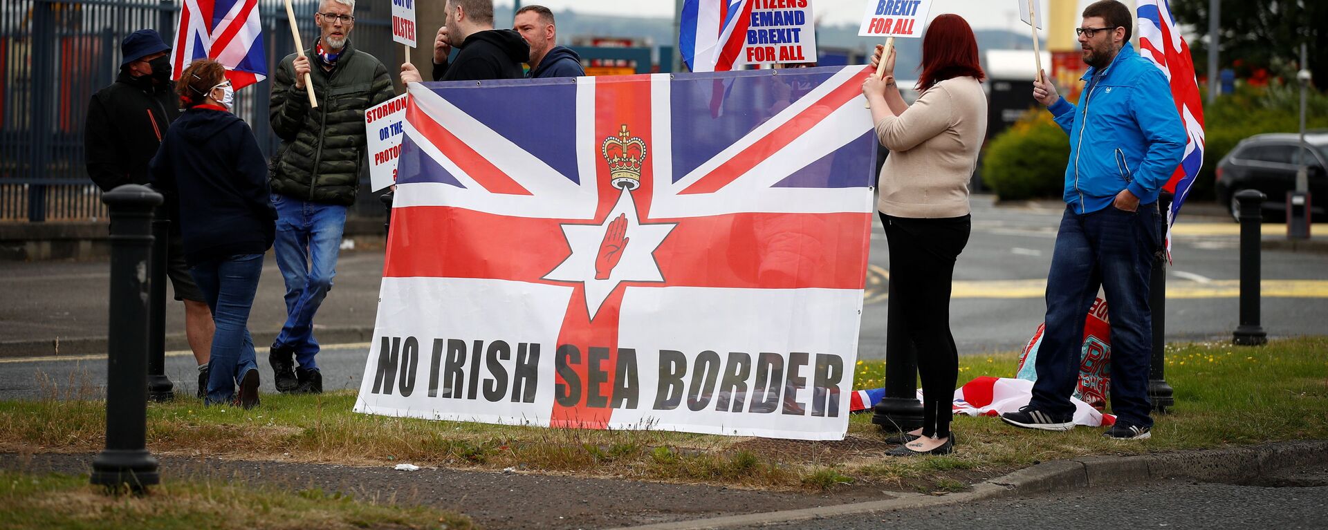 Loyalists protest against the Northern Ireland Brexit protocol at Belfast Harbour Estate, in Belfast, Northern Ireland, July 3, 2021 - Sputnik International, 1920, 10.11.2021