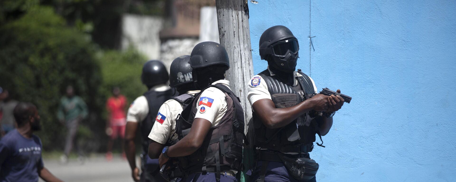 Police officers patrol in search for suspects in the murder Haiti's President Jovenel Moise, in Port-au-Prince, Haiti, Thursday, July 8, 2021. Moise was assassinated in an attack on his private residence early Wednesday. - Sputnik International, 1920, 09.07.2021