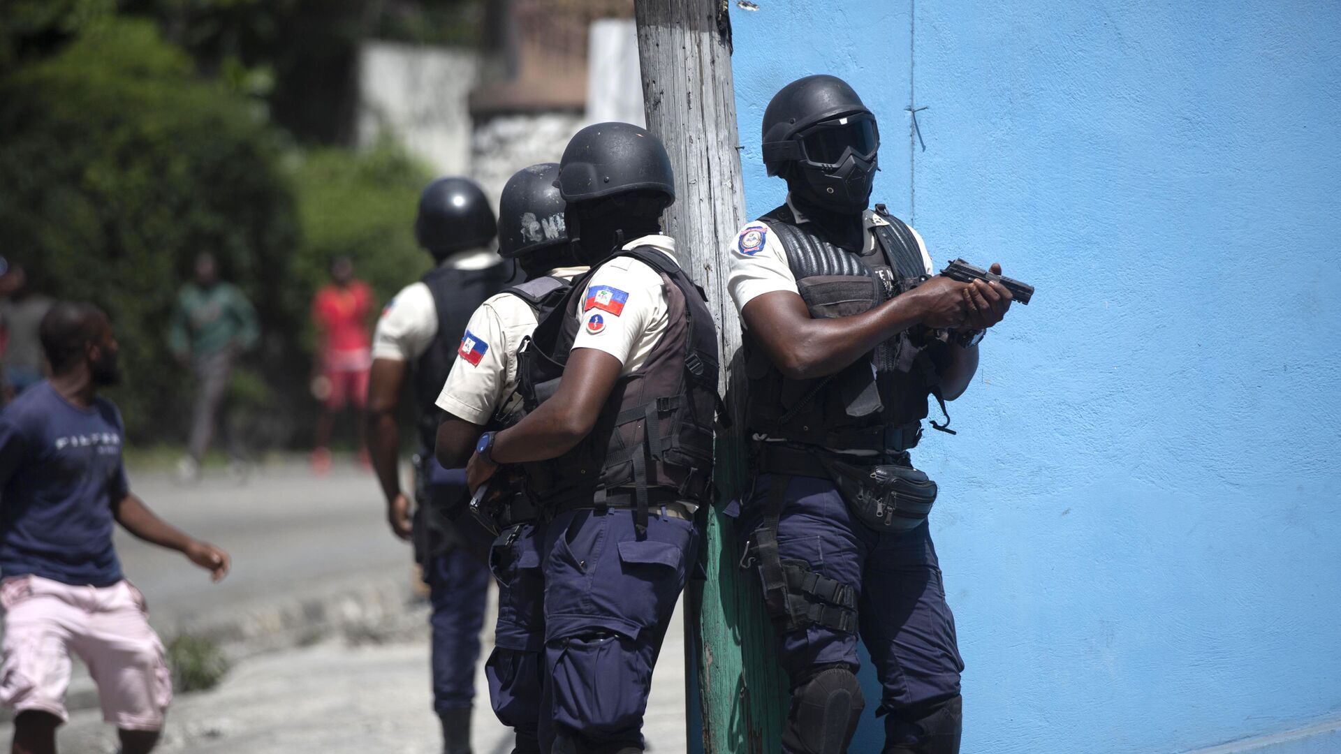 Police officers patrol in search for suspects in the murder Haiti's President Jovenel Moise, in Port-au-Prince, Haiti, Thursday, July 8, 2021. Moise was assassinated in an attack on his private residence early Wednesday. - Sputnik International, 1920, 07.01.2022
