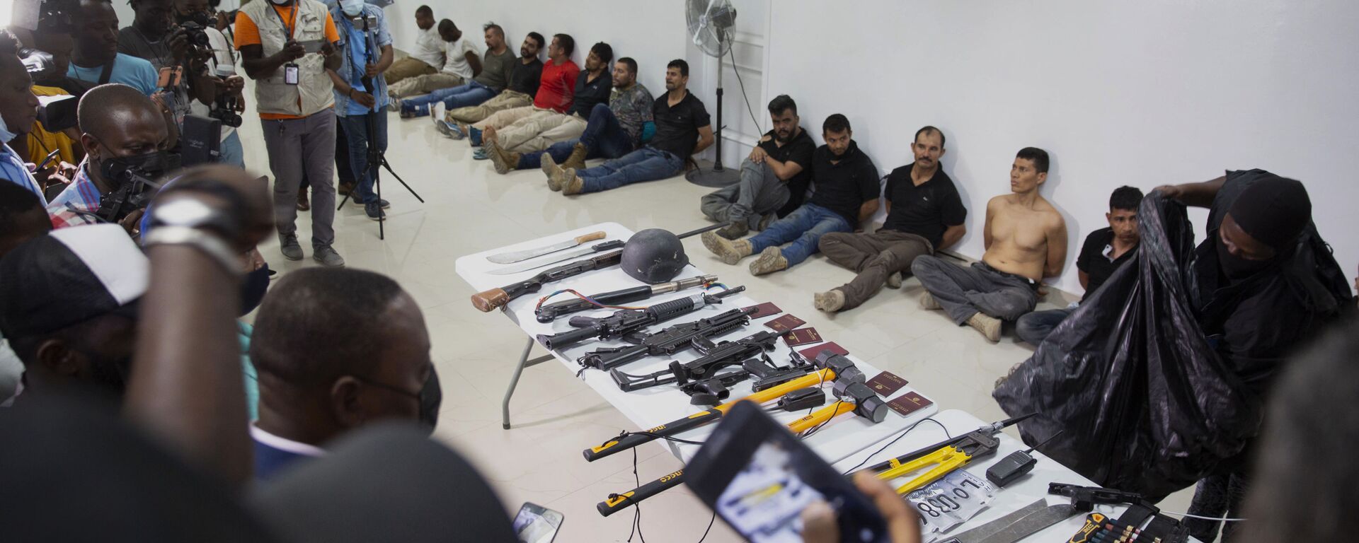 Suspects in the assassination of Haiti's President Jovenel Moise are shown to the media, along with the weapons and equipment they allegedly used in the attack, at the General Direction of the police in Port-au-Prince, Haiti, Thursday, July 8, 2021. - Sputnik International, 1920, 10.07.2021