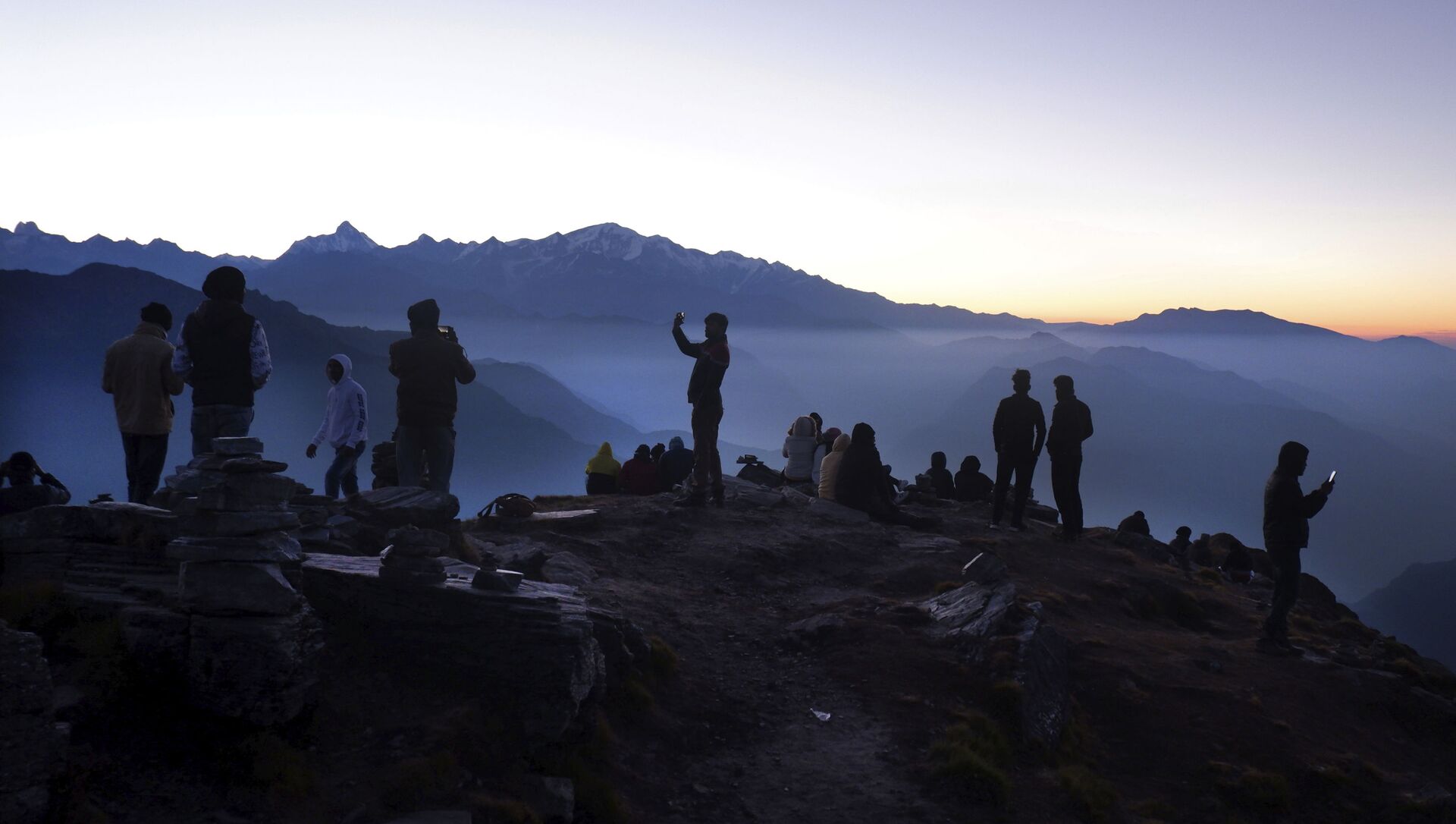 Indian tourists take selfies as other wait to view sun rise at the Chandrashilla Peak in Himalaya at Tungnath in the Indian state of Uttarakhand, Monday, Oct.19, 2020 - Sputnik International, 1920, 09.07.2021