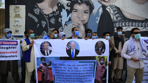 Former Afghan interpreters hold placards during a demonstrations against the US government, in front of the US Embassy in Kabul, Afghanistan, Friday, June 25, 2021. - Sputnik International