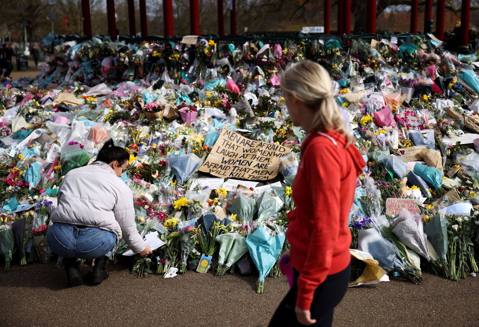 People observe a memorial site at the Clapham Common Bandstand, following the kidnapping and murder of Sarah Everard, in London, Britain, March 21, 2021 - Sputnik International, 1920, 16.11.2021