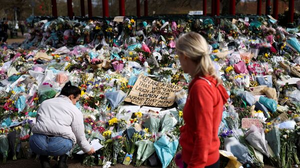 People observe a memorial site at the Clapham Common Bandstand, following the kidnapping and murder of Sarah Everard, in London, Britain, March 21, 2021 - Sputnik International