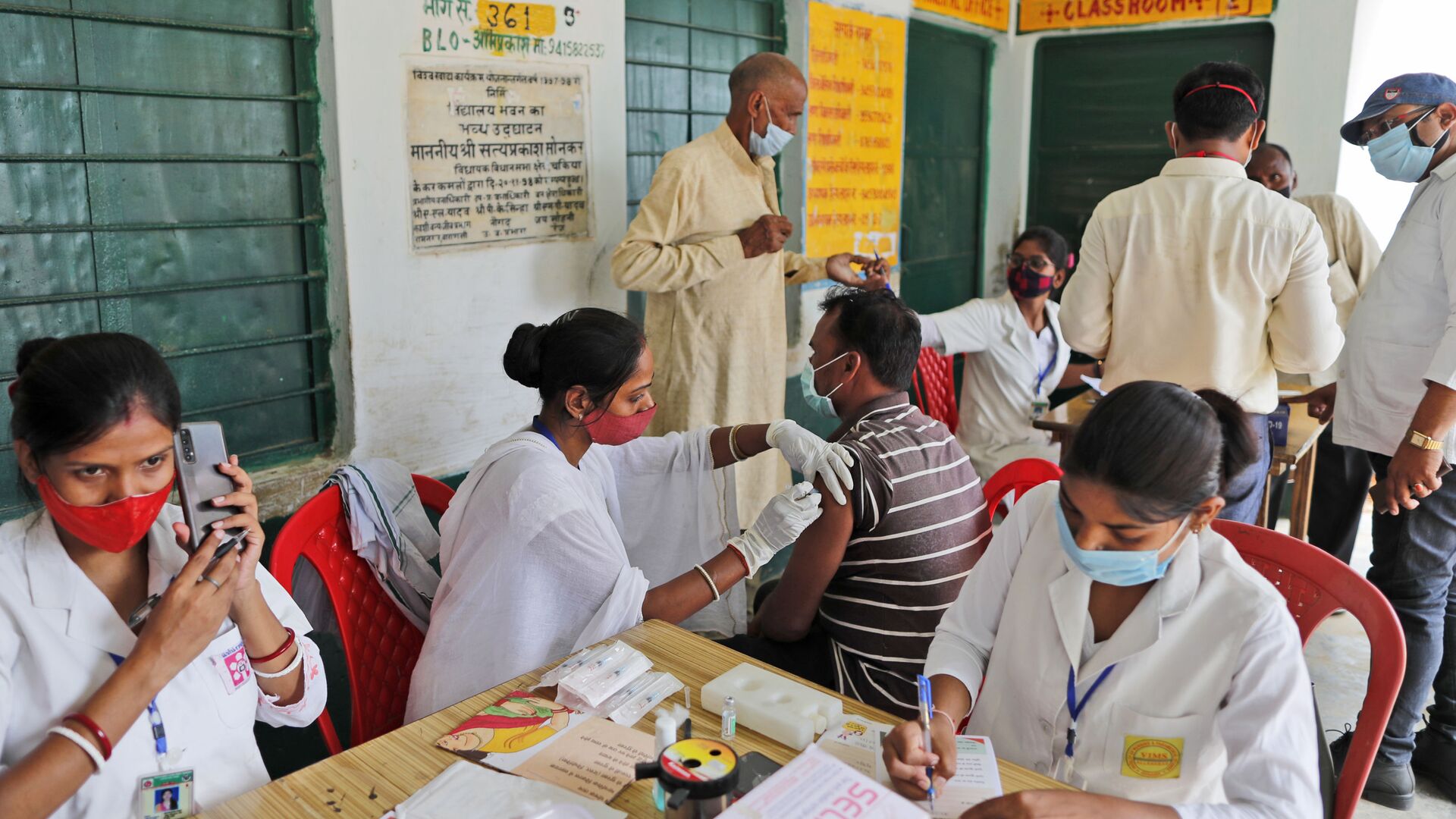 A vaccination drive against COVID-19 is in progress at a government school in Amritpur village, in Chandauli district, Uttar Pradesh state, India, Thursday, June 10, 2021 - Sputnik International, 1920, 09.07.2021