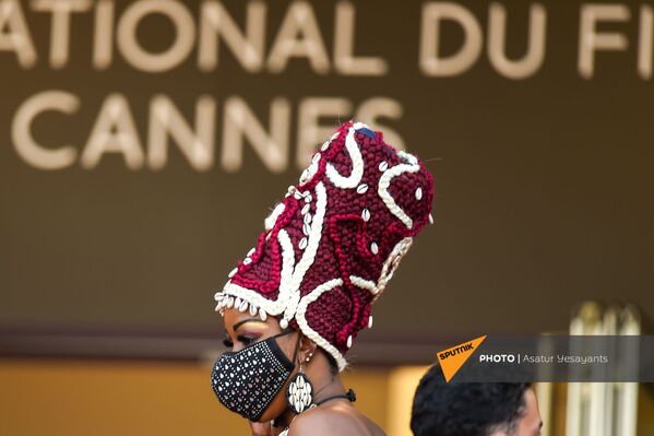 A woman wears an indigenous cap during the red carpet arrivals for the film Everything Went Fine. - Sputnik International