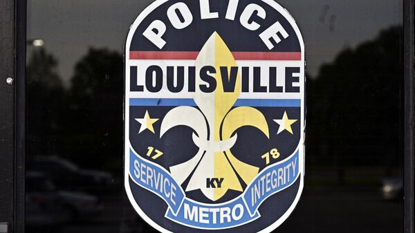 Photo of the insignia of the Louisville Metro Police Department on the door of the Second District station in Louisville, Ky., Tuesday, April 27, 2021.  - Sputnik International
