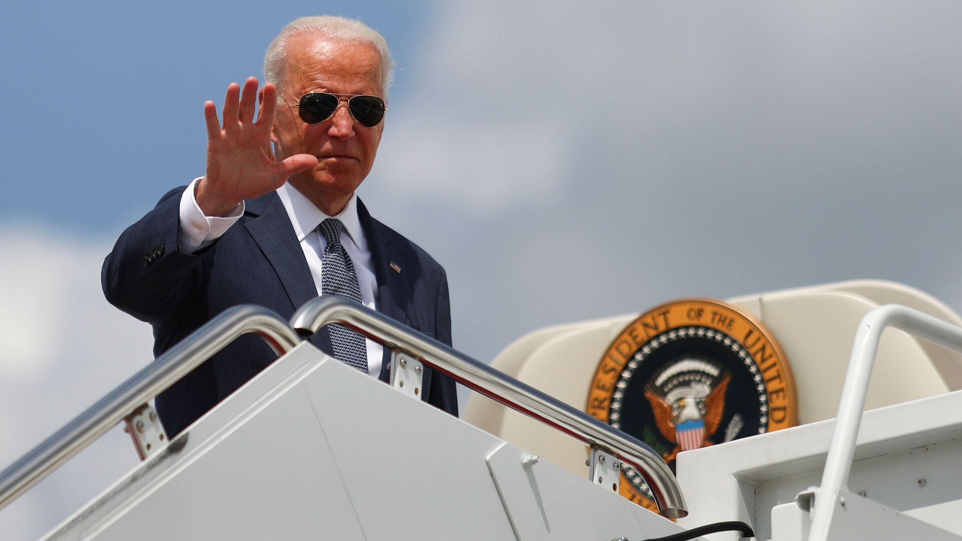 U.S. President Joe Biden waves to the media as he boards Air Force One at Joint Base Andrews in Maryland, U.S., July 9, 2021. - Sputnik International, 1920, 18.09.2021