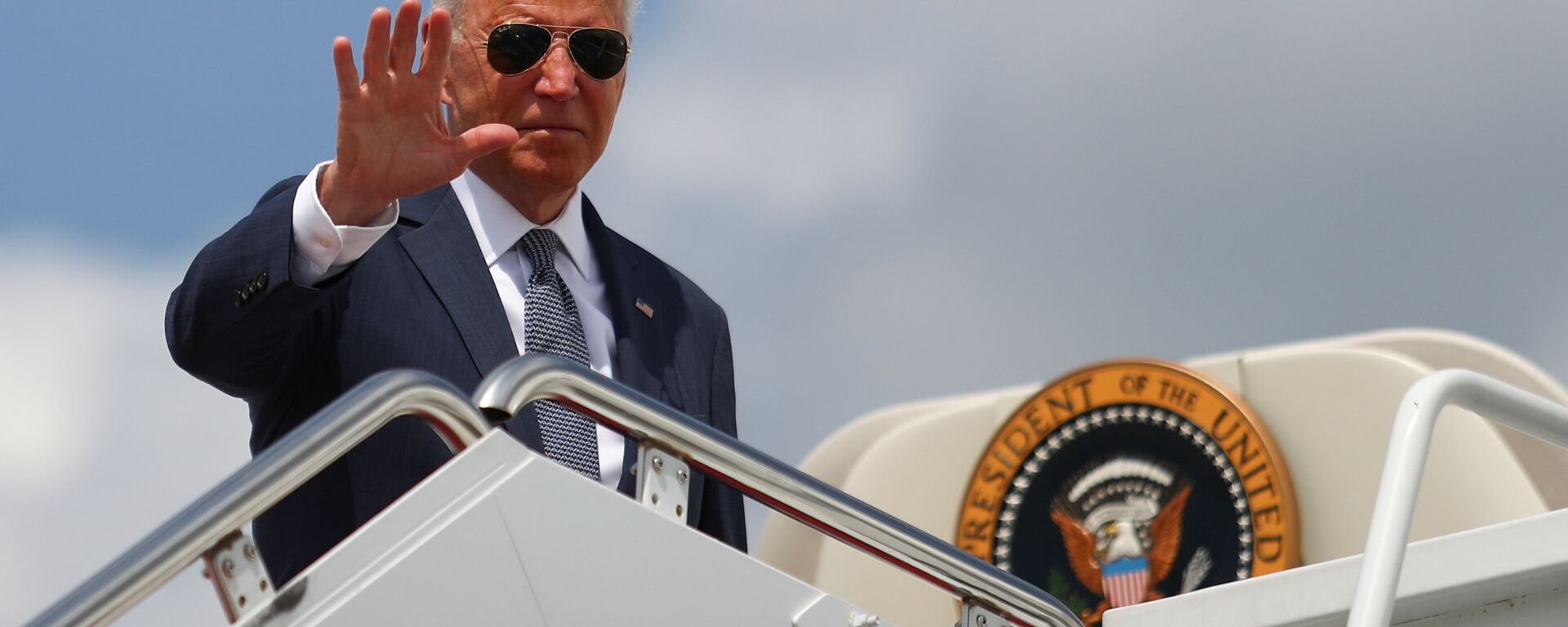 U.S. President Joe Biden waves to the media as he boards Air Force One at Joint Base Andrews in Maryland, U.S., July 9, 2021. - Sputnik International, 1920, 18.09.2021